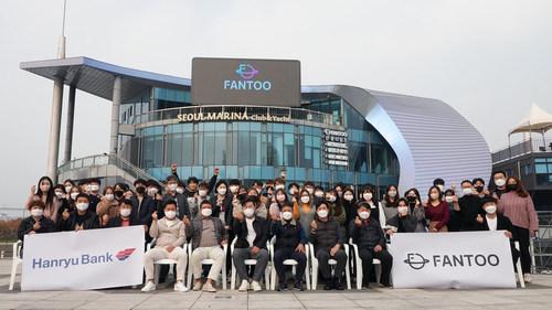 Hanryu Bank employees are taking a photo at the Seoul Marina headquarters.