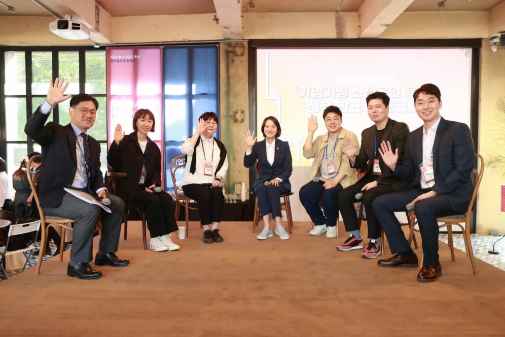  Minister Lee Young  with local entrepreneurs