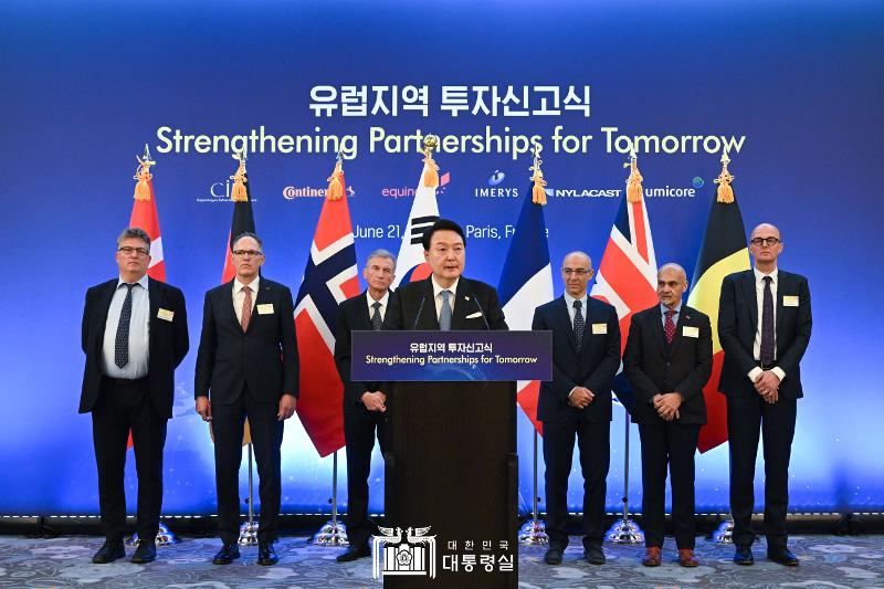 President Yoon Suk Yeol (center) on June 21 speaks at an investment forum with six European executives at a hotel in Paris. 