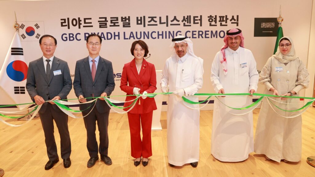 Minister Lee Young held a signboard-hanging ceremony at the Riyadh Front startup hub 