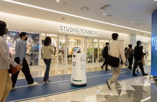 COEX Teheran-ro delivery robot demonstration project (Photo = Seoul City)