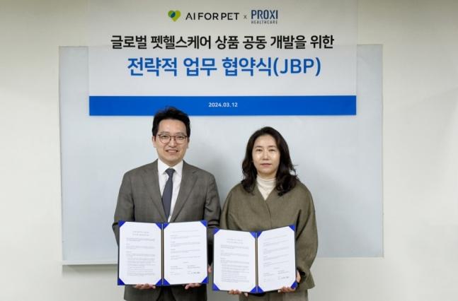 Kim Young-wook, CEO of Proxi Healthcare (left), and Heo Eun-ah, CEO of AIForPet. /Photo = AIForPet
