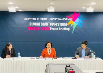 (L to R) Sophie Kim, the 2020 COMEUP Organizing Committee Chairperson of the Civil Organizing Committee & CEO of Market Kurly, Minister Park Young-sun, the Ministry of SMEs and Startups (MSS) and Junghoon Cha, Deputy Minister, Ministry of SMEs and Startups.