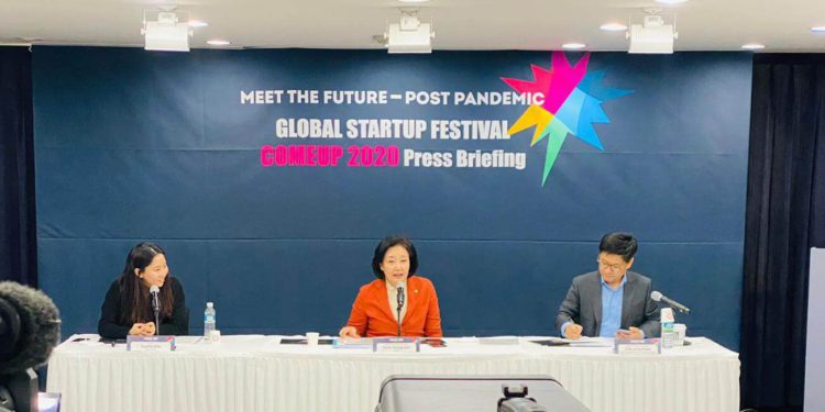 (L to R) Sophie Kim, the 2020 COMEUP Organizing Committee Chairperson of the Civil Organizing Committee & CEO of Market Kurly, Minister Park Young-sun, the Ministry of SMEs and Startups (MSS) and Junghoon Cha, Deputy Minister, Ministry of SMEs and Startups.