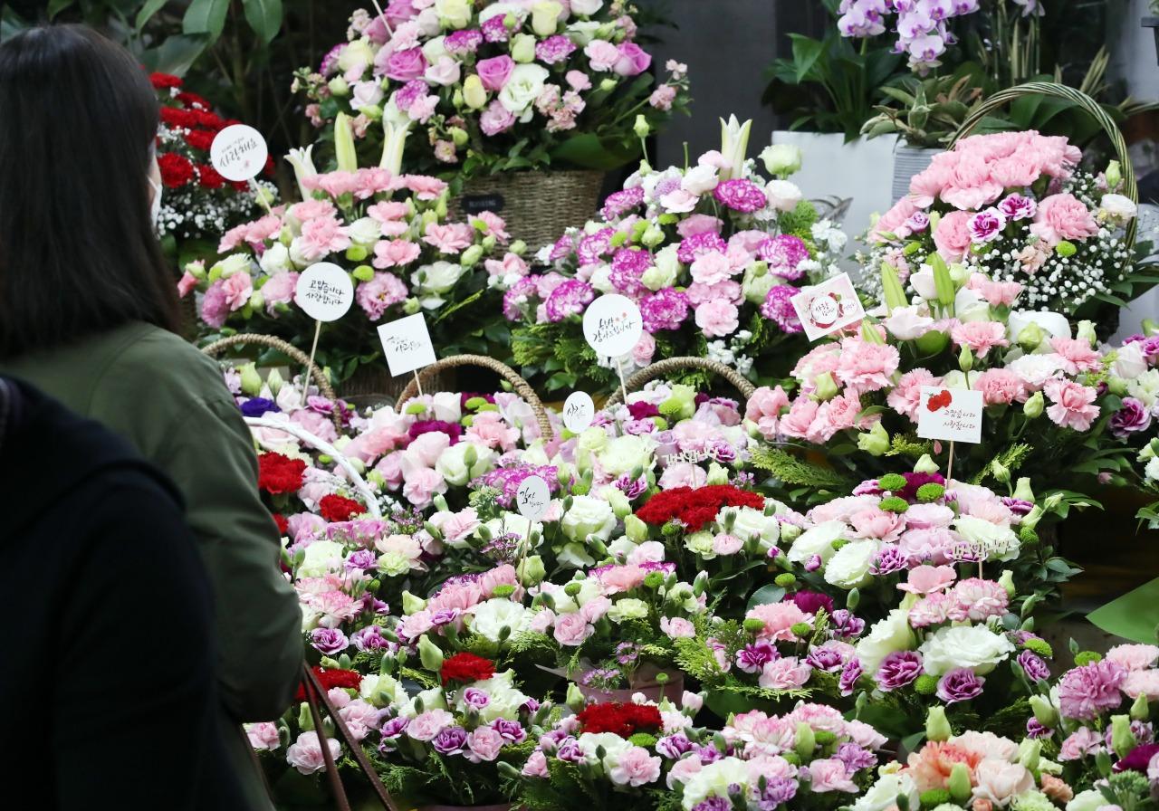 The world celebrates  mother’s day on May 9 and Koreans celebrate ‘Parents Day ‘ on May 8. Here at the Namdaemun Flower Market people purchasing flowers for Parents’ Day.  Photos: Yonhap