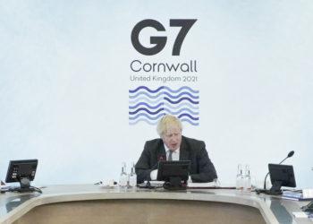 South Korean President Moon Jae-in (L) attends a Group of Seven (G-7) session, along with U.S. President Joe Biden (R) and British Prime Minister Boris Johnson, at the Carbis Bay Hotel & Estate in Cornwall, Britain, on June 12, 2021. (Yonhap)