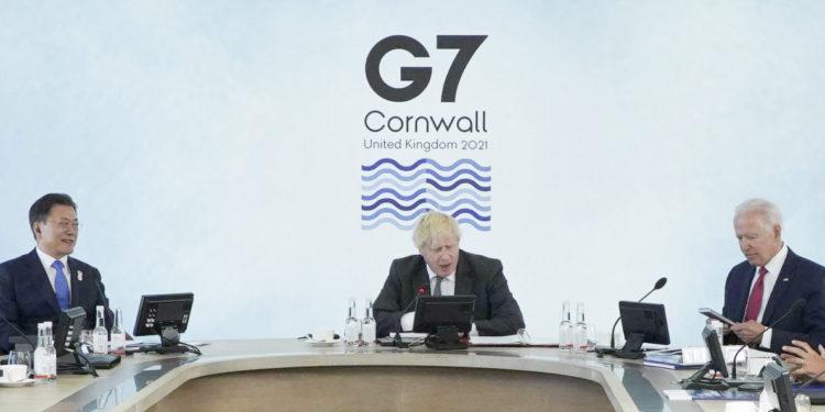 South Korean President Moon Jae-in (L) attends a Group of Seven (G-7) session, along with U.S. President Joe Biden (R) and British Prime Minister Boris Johnson, at the Carbis Bay Hotel & Estate in Cornwall, Britain, on June 12, 2021. (Yonhap)