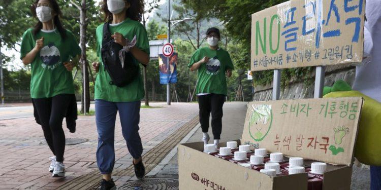 Members of the Consumer Climate Action and iCOOP Consumer Life Cooperative Association conduct a 'Green Walking' campaign near Namsan Park in Seoul on World Environment Day. Source: Yonhap