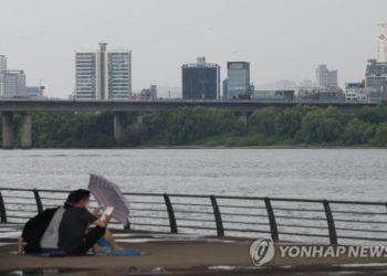 Citizens enjoying their leisure time near Mapo Bridge in Seoul. Photo: Yonhap