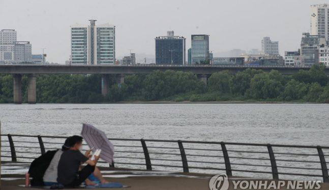 Citizens enjoying their leisure time near Mapo Bridge in Seoul. Photo: Yonhap