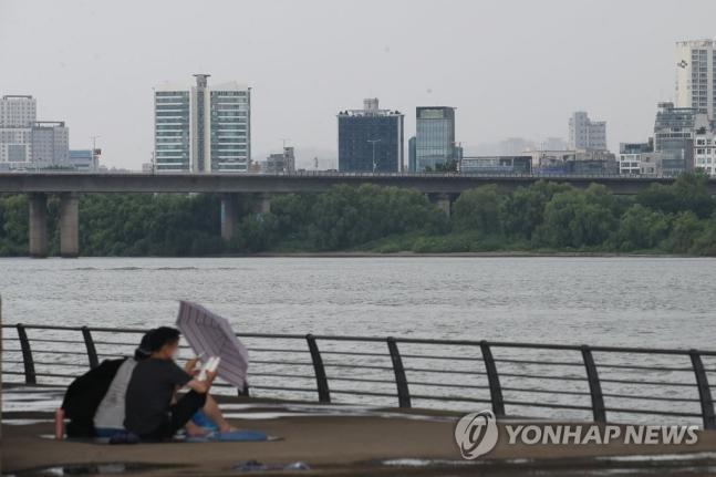 Citizens enjoying their leisure time near Mapo Bridge in Seoul. Photo: Yonhap