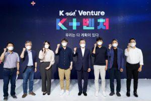 President Moon Jae-in at the "K+Venture" event at Cheong Wa Dae in Seoul on Aug. 26, 2021, on the government's push to foster the venture industry. (Yonhap)