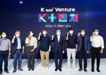 President Moon Jae-in at the "K+Venture" event at Cheong Wa Dae in Seoul on Aug. 26, 2021, on the government's push to foster the venture industry. (Yonhap)