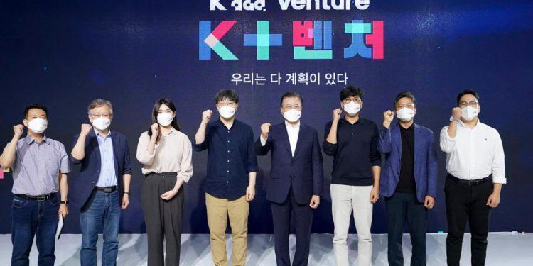 President Moon Jae-in at the "K+Venture" event at Cheong Wa Dae in Seoul on Aug. 26, 2021, on the government's push to foster the venture industry. (Yonhap)
