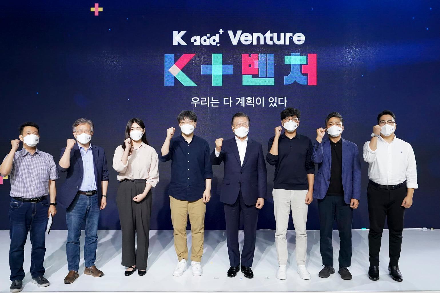 President Moon Jae-in at the "K+Venture" event at Cheong Wa Dae in Seoul on Aug. 26, 2021, on the government's push to foster the venture industry. (Yonhap)