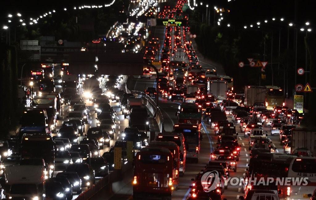 Traffic ahead of Chuseok holiday at the Seoul-Busan expressway in Seoul. (Photo:Yonhap)