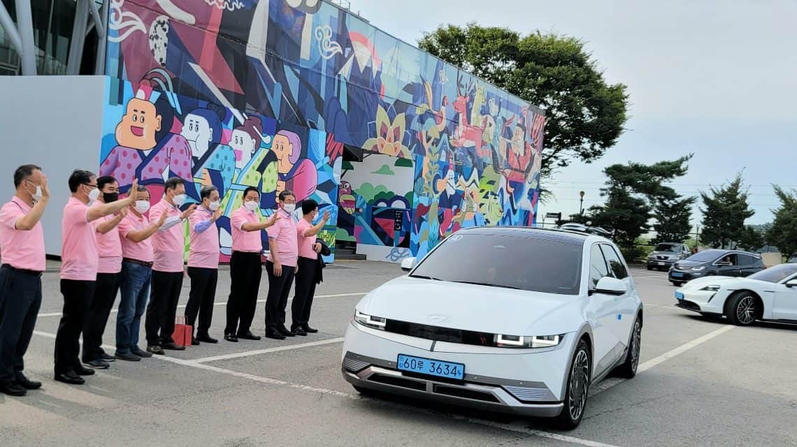 An electric vehicle, participating in the first Korea Peninsula Peace Road Electric Vehicle Drive, departs from Imjingak Pyeonghwa Nuri Park in Paju, Gyeonggi Province, on Monday. (IEVE)