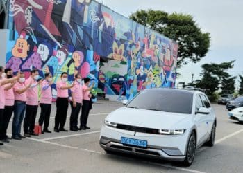 An electric vehicle, participating in the first Korea Peninsula Peace Road Electric Vehicle Drive, departs from Imjingak Pyeonghwa Nuri Park in Paju, Gyeonggi Province, on Monday. (IEVE)