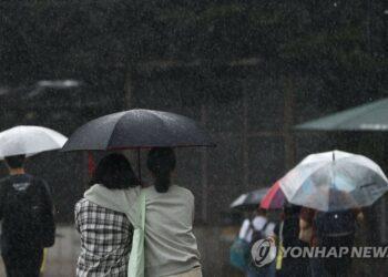 Rain in Seoul (Yonhap)