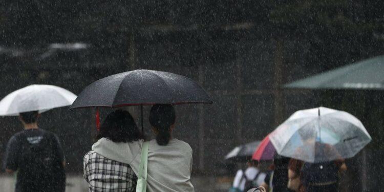 Rain in Seoul (Yonhap)