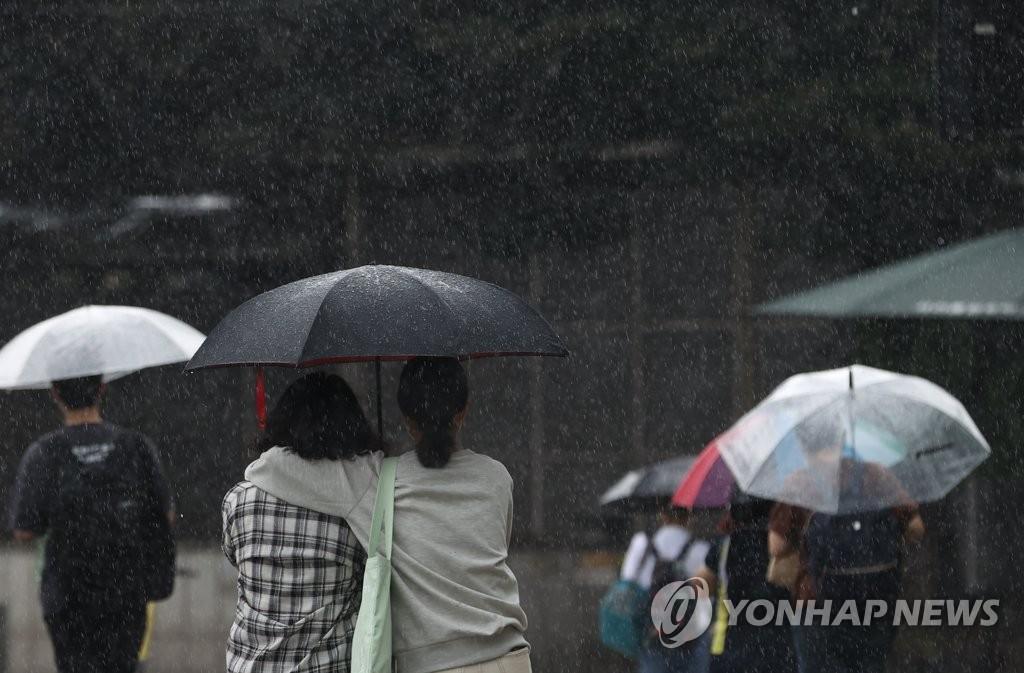 Rain in Seoul (Yonhap)