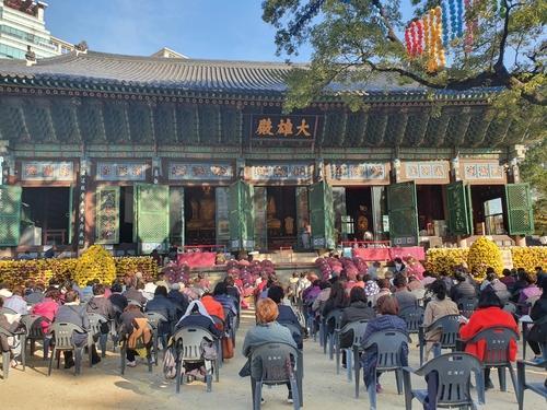Devotees gathered in front of a temple in Seoul, as first stage of ‘step-by-step revoery’ post COVID-19 begins in the country. (Source: Yonhap News)
