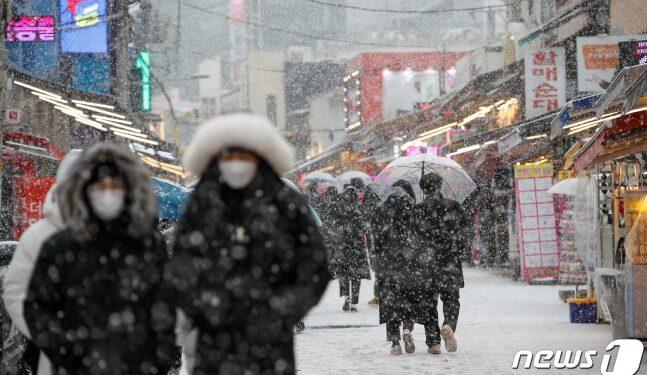 Citizens are walking in the snow near Hongdae, Mapo-gu, Seoul on the afternoon of the 18th, when the first heavy snow advisory of this winter was issued. 2021.12.18/News 1 © News1 Reporter Eun-na Ahn