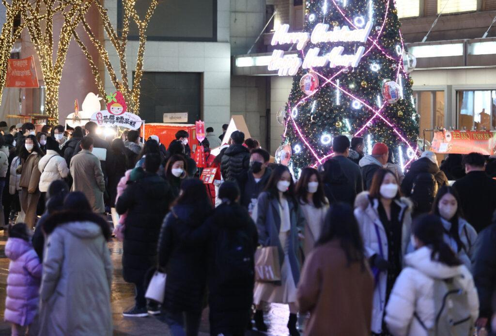 citizens walking around the shopping district of Myeongdong in Seoul. (Yonhap)