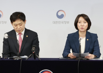 Lee Young (right), Minister of SMEs and Startups, and Kim Joo-hyun, Chairman of the Financial Services Commission, announcing plans to support innovative ventures and startups