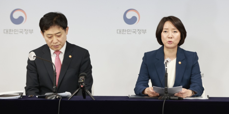 Lee Young (right), Minister of SMEs and Startups, and Kim Joo-hyun, Chairman of the Financial Services Commission, announcing plans to support innovative ventures and startups