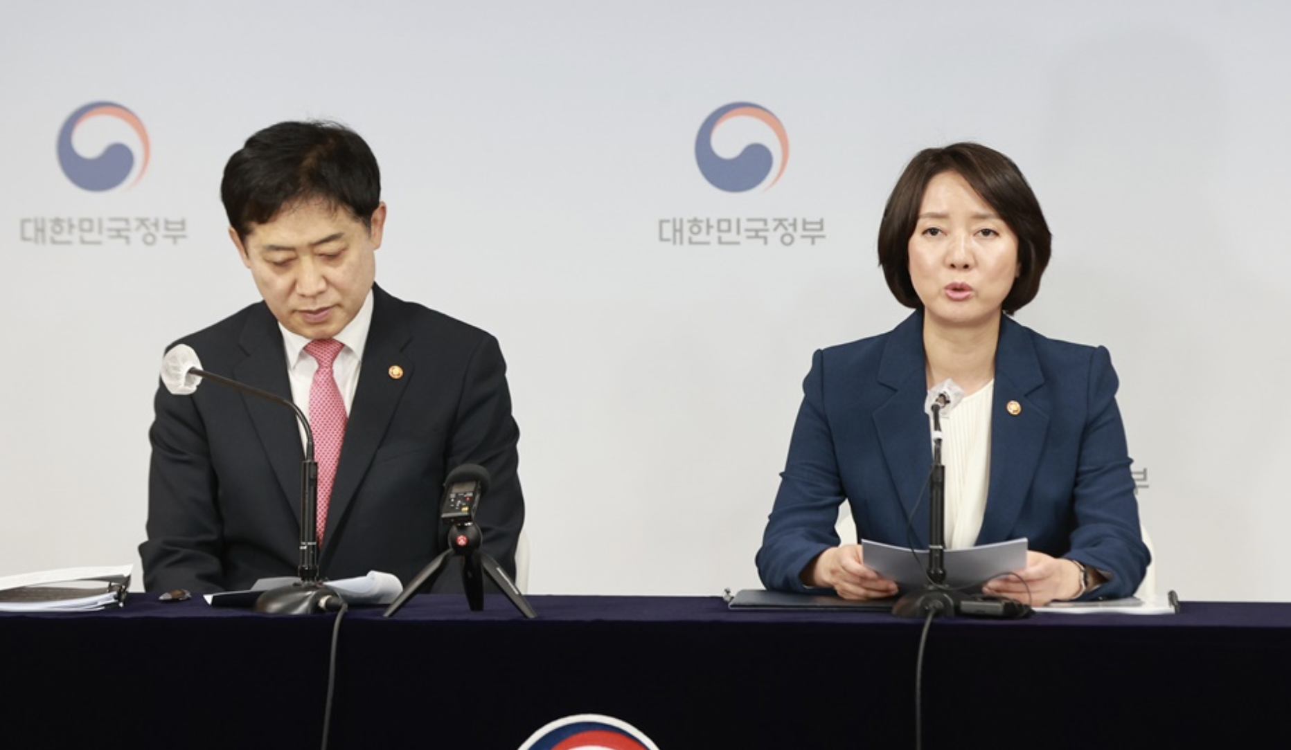 Lee Young (right), Minister of SMEs and Startups, and Kim Joo-hyun, Chairman of the Financial Services Commission, announcing plans to support innovative ventures and startups