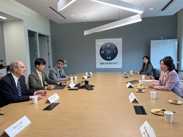 Minister of SMEs and Startups Young Lee visited the Boston campus of Dassault Systèmes, a global company located in Boston, USA on the 29th (local time) to discuss ways to strengthen cooperation to foster biohealth startups.