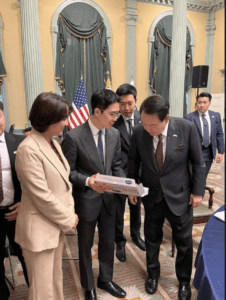 Go Pizza CEO Lim Jae-won is explaining Go Pizza to President Yoon Seok-yeol and Minister of SMEs and Startups Lee Young