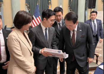 Go Pizza CEO Lim Jae-won is explaining Go Pizza to President Yoon Seok-yeol and Minister of SMEs and Startups Lee Young