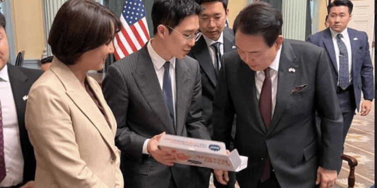 Go Pizza CEO Lim Jae-won is explaining Go Pizza to President Yoon Seok-yeol and Minister of SMEs and Startups Lee Young