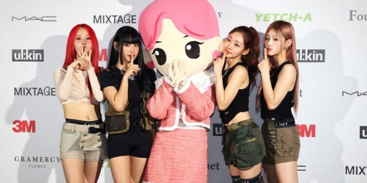 'MobiContentTech's own IP character 'Coko', who has a global fanbase of 3.6 million, poses with rookie girl group 'KISS OF LIFE' at the 'ULKIN' photocall event, the opening show of the '2024 S/S Seoul Fashion Week’ (photo: Cokodive).
