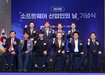 (2nd from the right in the front row) Jung Sangsu, CEO of VEStellaLab, won the New S/W Product Awards Presidential Award (Image provided by VEStellaLab)