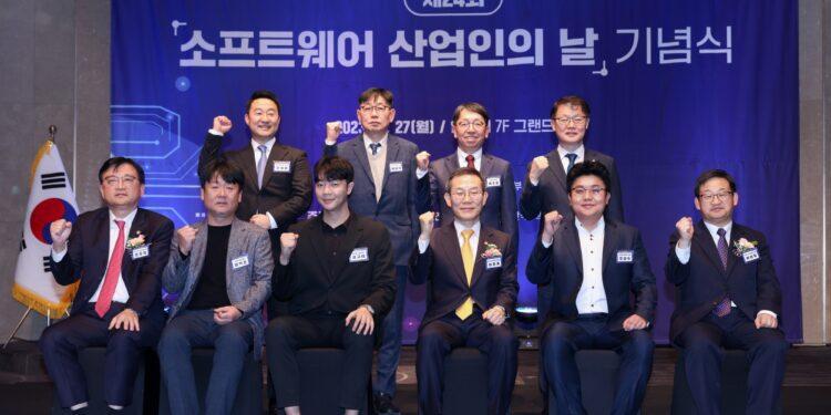 (2nd from the right in the front row) Jung Sangsu, CEO of VEStellaLab, won the New S/W Product Awards Presidential Award (Image provided by VEStellaLab)