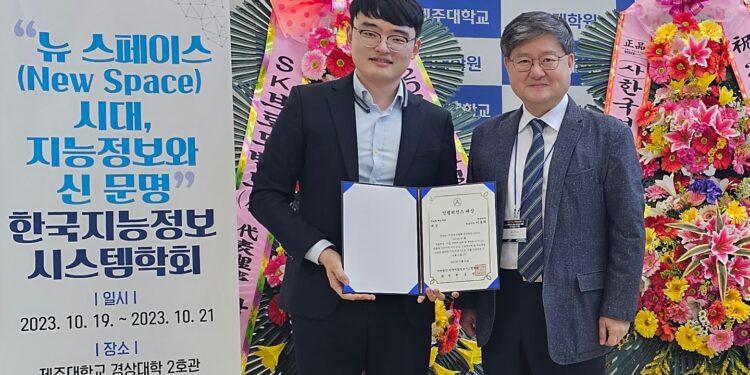 Kwon Oh-byung, the president of the Korean Society of Intelligence Information Systems (right), and Lee Dong-jae, the CEO of ALLBIGDAT(left), pose for a commemorative photo at the 2023 Korean Society of Intelligence Information Systems Autumn Academic Conference held at Jeju National University on the 20th (Image provided by ALLBIGDAT)