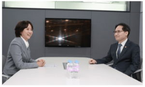 Minister of SMEs and Startups Lee Young (left) and Fair Trade Commission Chairman Han Ki-jeong. (Photo : Yonhap news)