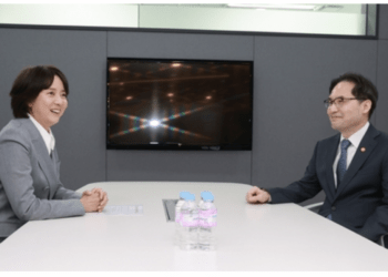 Minister of SMEs and Startups Lee Young (left) and Fair Trade Commission Chairman Han Ki-jeong. (Photo : Yonhap news)