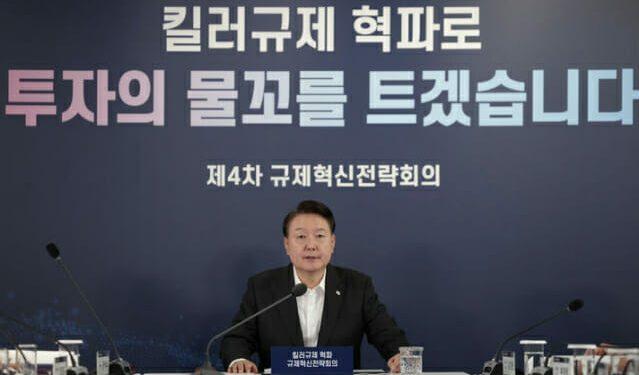 President Yoon Seok-yeol is presiding over a regulatory innovation strategy meeting to abolish killer regulations held at the G Valley Industrial Museum in the Seoul Digital Industrial Complex in Guro-dong, Seoul on the 24th. (Photo = Office of the President)