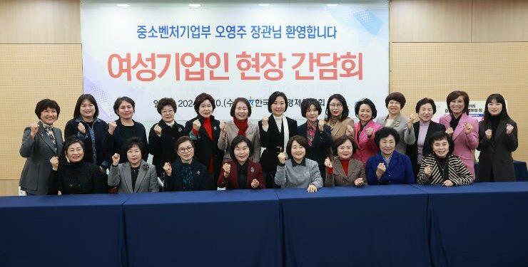 Youngju Oh, Minister of SMEs and Startups, with women entrepreneurs at the Korean Women Entrepreneurs Association on January 10, 2023. Photo: Ministry of SMEs & Startups