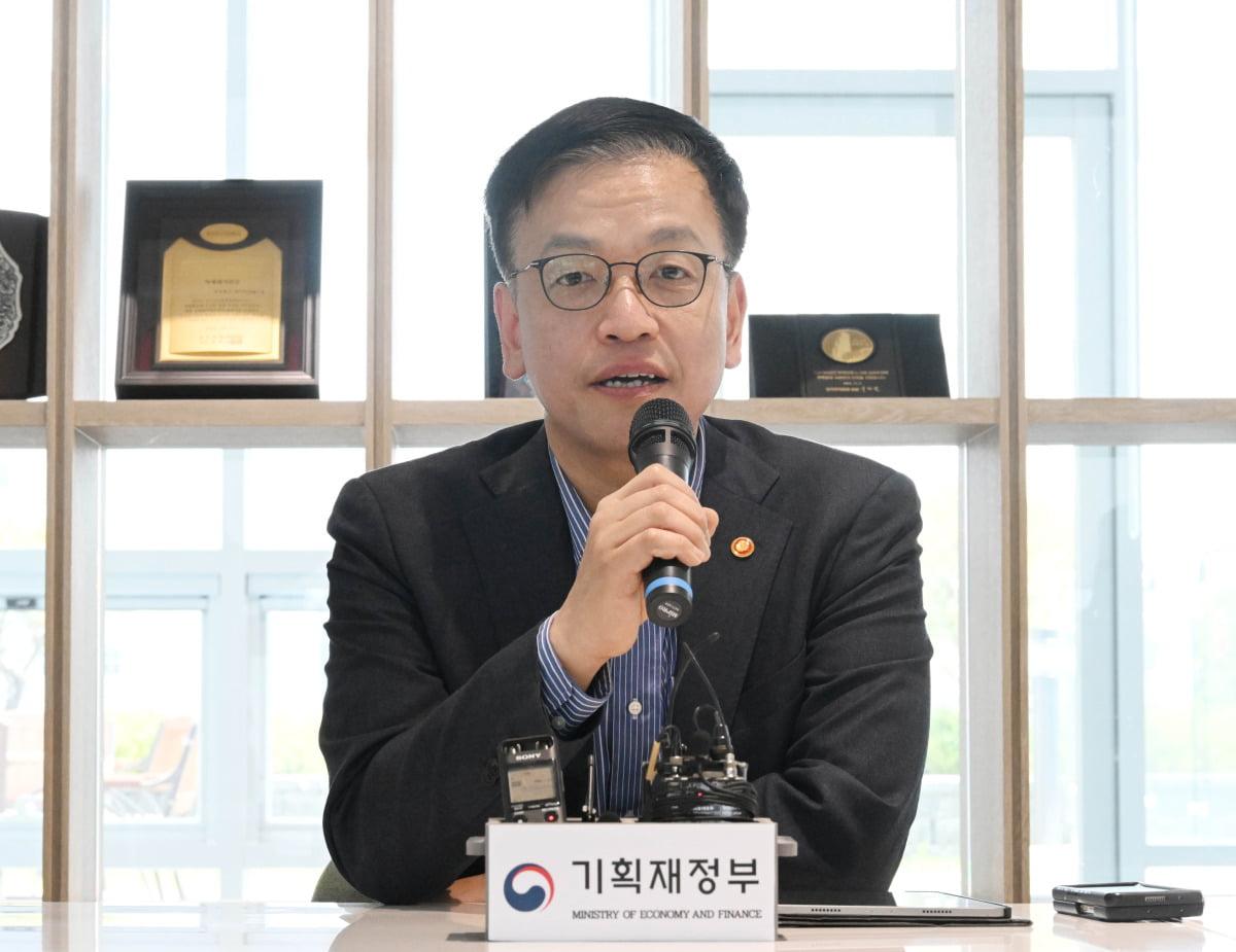 Choi Sang-mok, Deputy Prime Minister and Minister of Strategy and Finance
