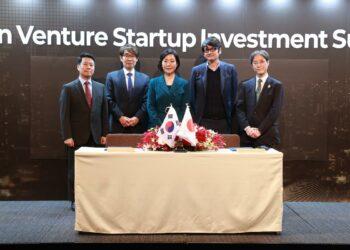Oh Young-joo, Minister of SMEs and Startups (center), at the "Korea-Japan Joint Fund Formation Ceremony" at Toranomon Hills Mori Tower in Tokyo. (Photo: Ministry of SMEs and Startups)
