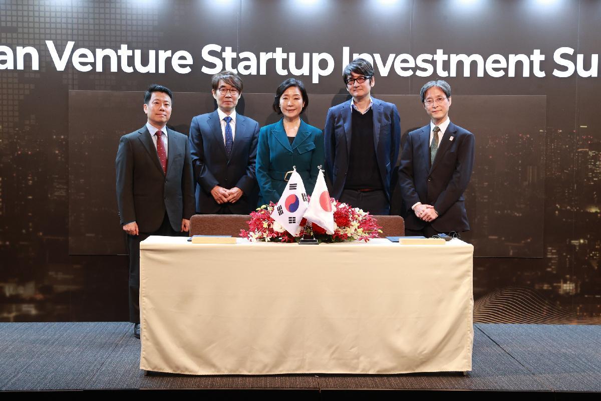 Oh Young-joo, Minister of SMEs and Startups (center), at the "Korea-Japan Joint Fund Formation Ceremony" at Toranomon Hills Mori Tower in Tokyo. (Photo: Ministry of SMEs and Startups)