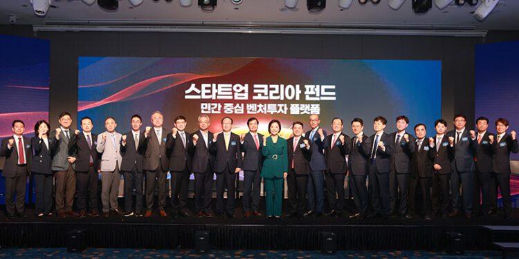 Minister of SMEs and Startups Oh Young-joo (center) with attendees at the 'Startup Korea Fund Launching Ceremony' in April 2024. (Photo: Ministry of SMEs & Startups)