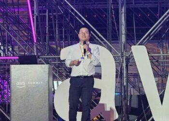 Choi In-mook, CEO of Infofla, presenting at AWS Summit의 사진