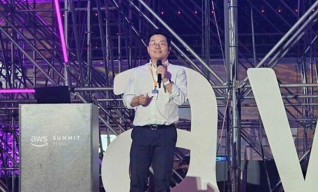 Choi In-mook, CEO of Infofla, presenting at AWS Summit의 사진