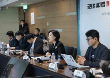 Minister Oh Young-joo at the 'Global AI Development Trend Review and Response Measures Meeting' on February 5. (Photo: Ministry of SMEs and Startups)